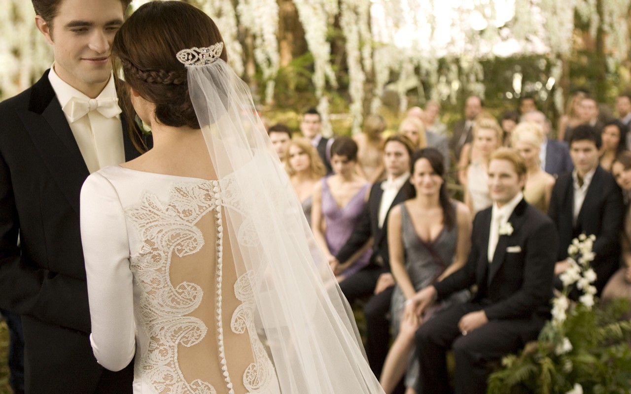 非正式西服的面料可以選擇羊毛、化纖或混紡等檔次稍低的面科。